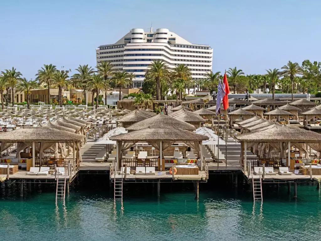 آلاچیق ساحلی هتل تایتانیک لارا آنتالیا